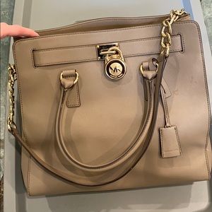 Tote bag with handles and strap